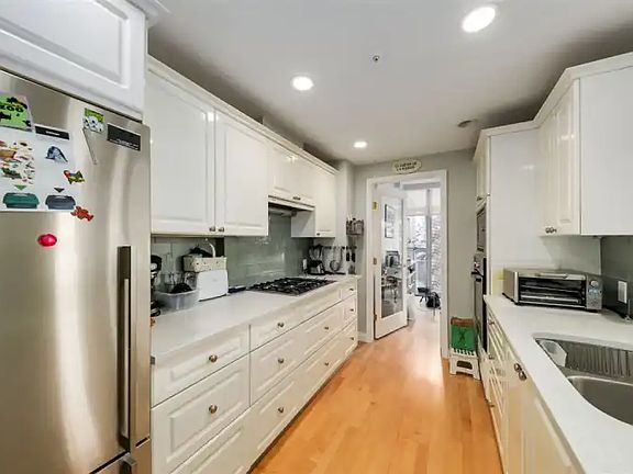 4th image of 5700 Larch St #305