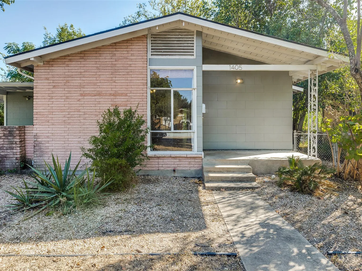 3 bed, 2.0 bath, 1112 sqft, $2,400 — Photo 1