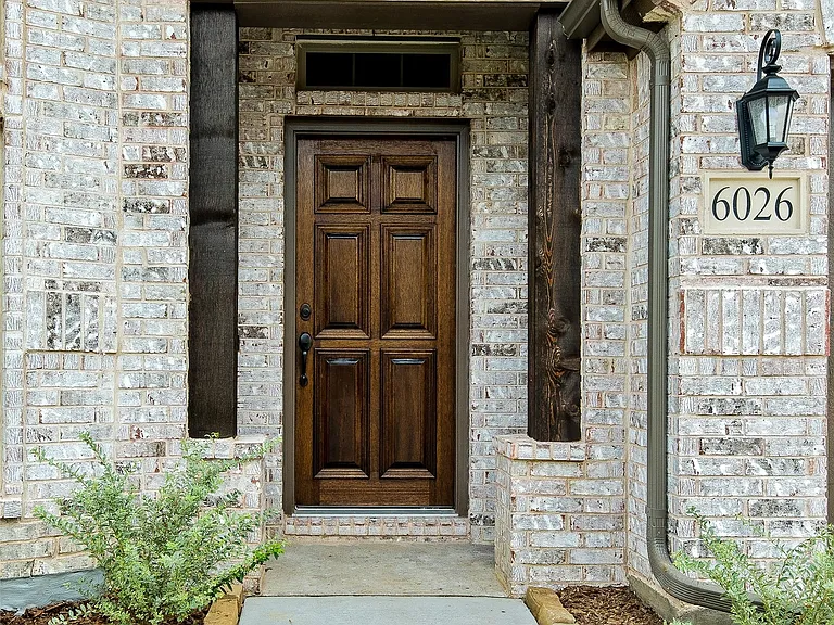 6026 Priory Dr — Photo 2