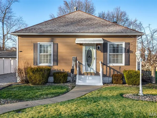 821 W Mill St, Staunton, IL 62088