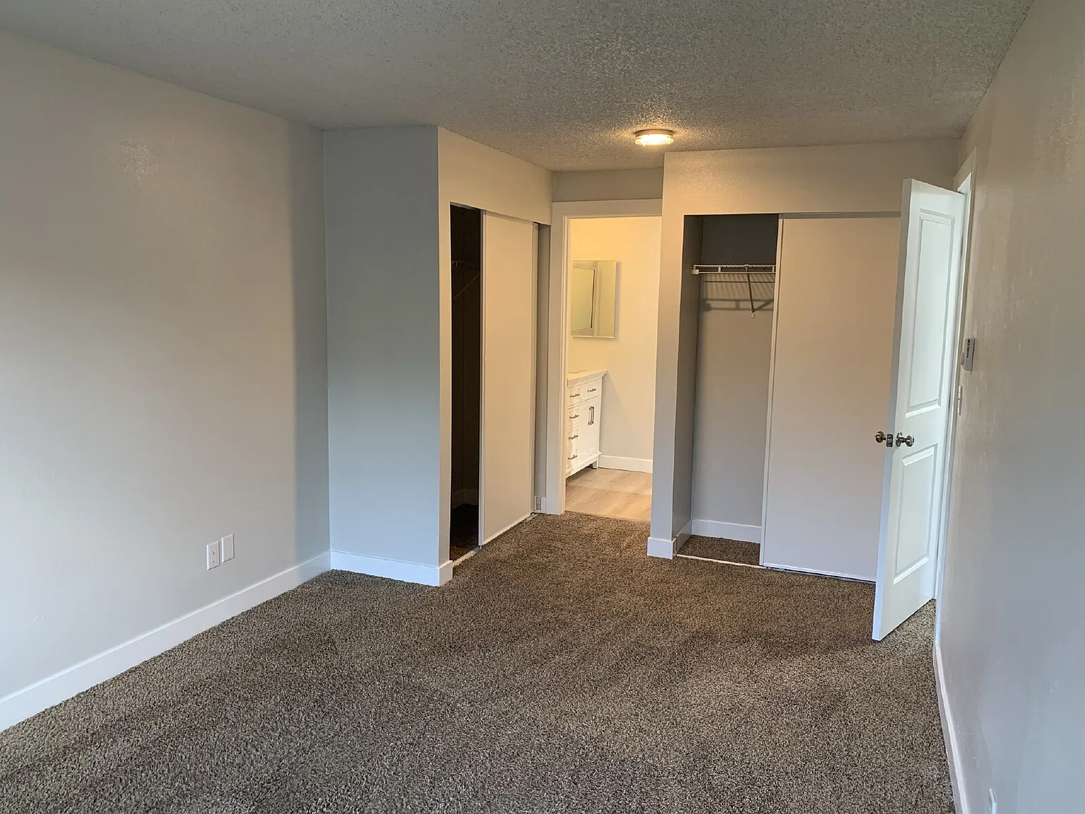 2 bed, 1.5 bath, 1072 sqft, $2,045 — Photo 3