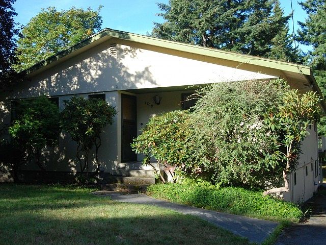 1109 Yew St.