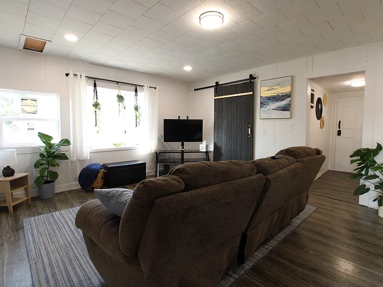 207 E Franklin St — Photo 4