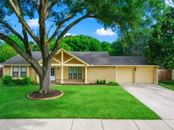 1208 Piney Woods Dr, Friendswood, TX 77546