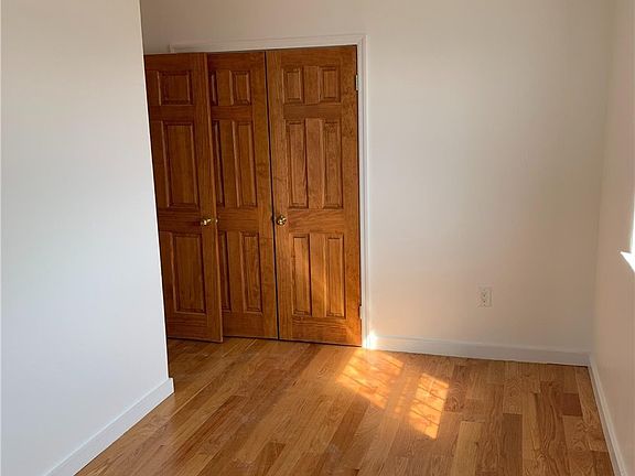 5th image of 502 Ashford St