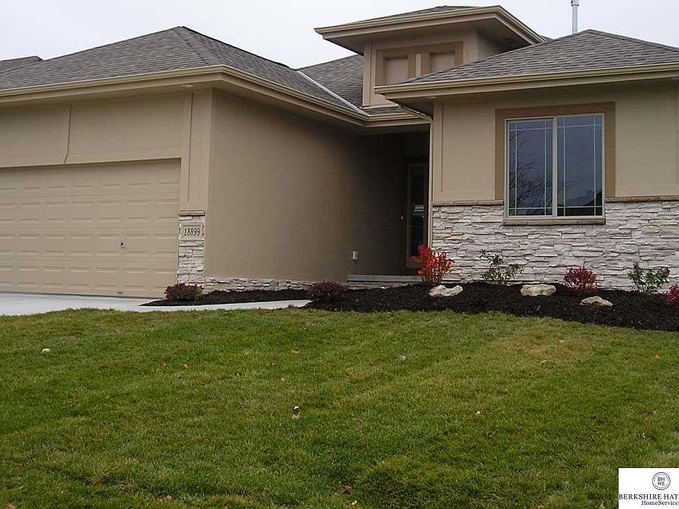1st image of 924 S 188th Ct