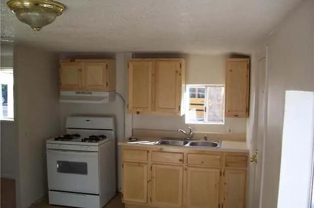 1532 W 9th St — Photo 28