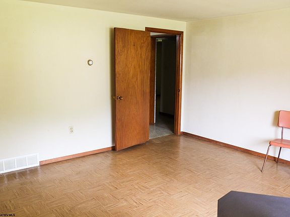 4th image of 98 Carolina Ave