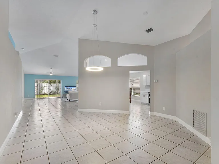 981 Delray Lakes Dr — Photo 4