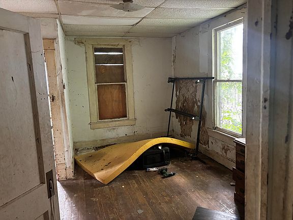 5th image of 201 Bedford St