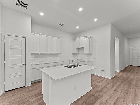 4th image of 4250 Southton Forest