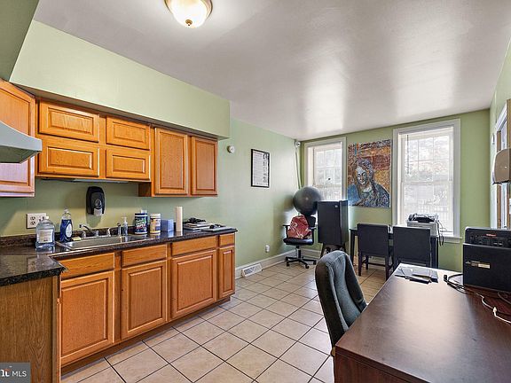 4th image of 307 & 309 W 6th St
