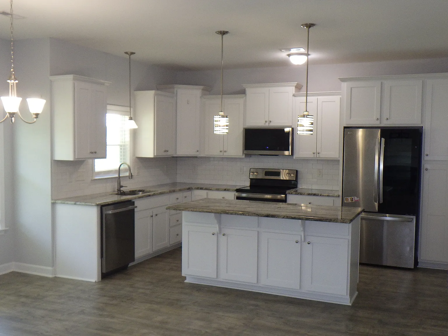 3 bed, 2537 sqft, $2,400 — Photo 2