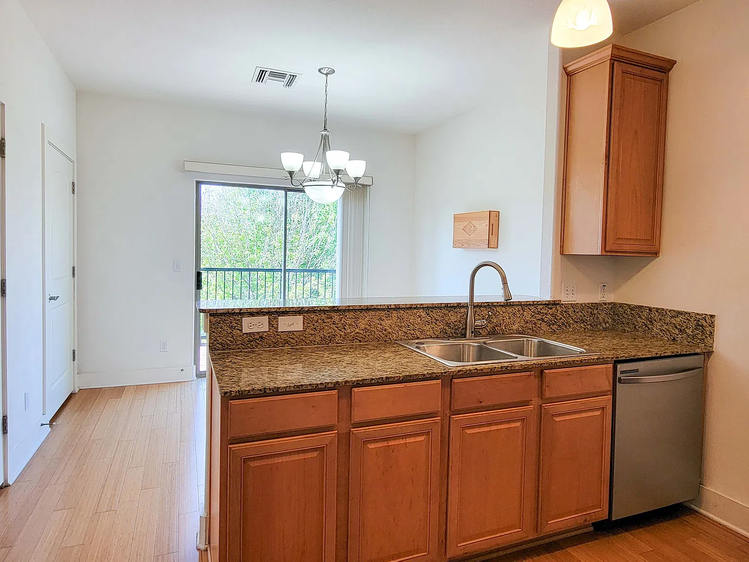 3 bed, 2.5 bath, 1376 sqft, $1,645 — Photo 2