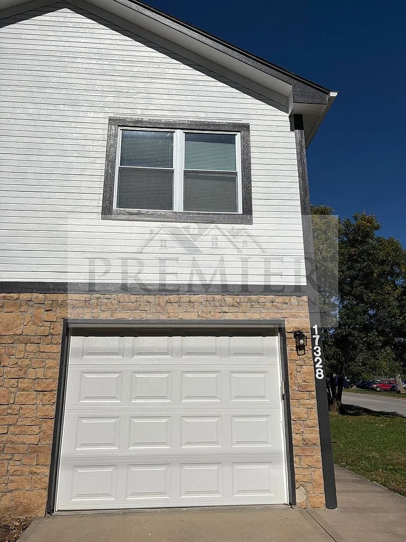 17328 E Susquehanna Drive Independence MO // 3 bed / 2.5 bath Rent: $1550 Deposit: $1550 TH singl... — Photo 3