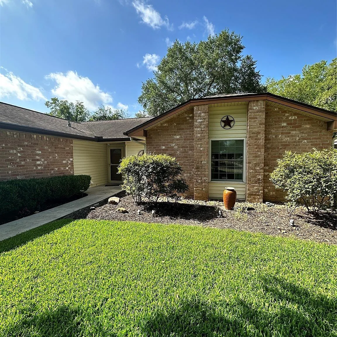 3 bed, 2.0 bath, 1545 sqft, $2,100 — Photo 3