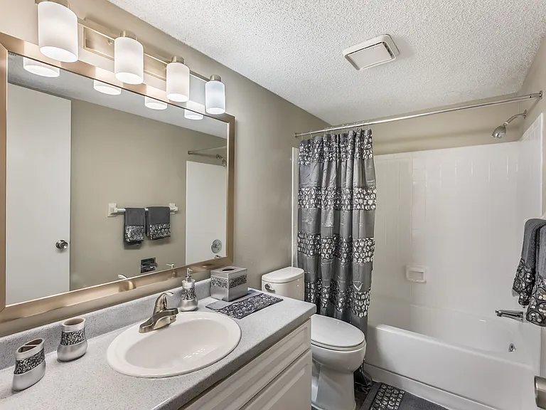 Shoreline Pointe Apartments — Photo 32