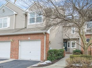 38 Kent Dr, Roseland, NJ 07068