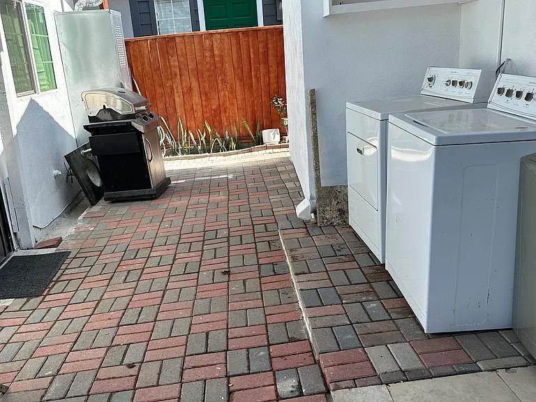 2212 Gramercy Ave #B — Photo 2