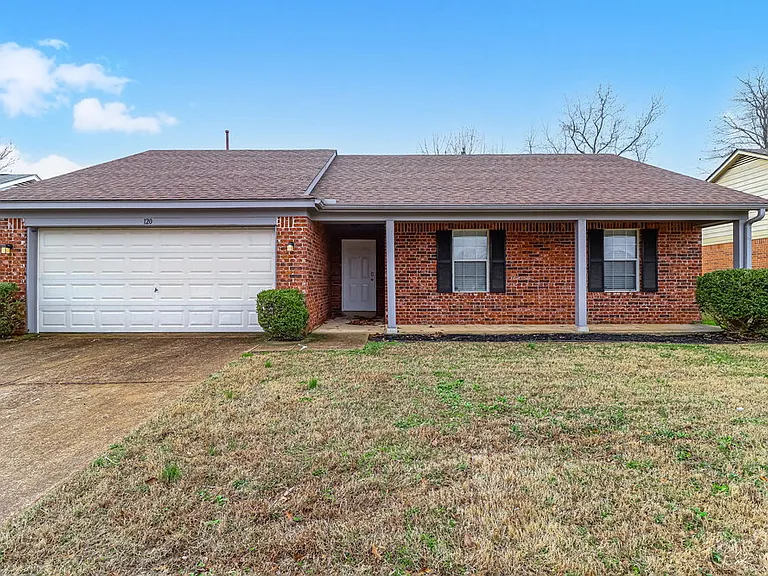120 Pinewood Dr — Photo 1
