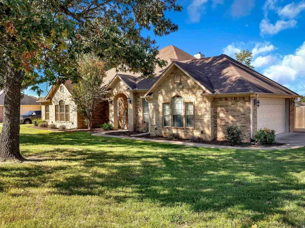 265 Towering Oaks Ln, Longview, TX 75602