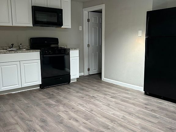 3rd image of 210 W Blacklidge Dr #1