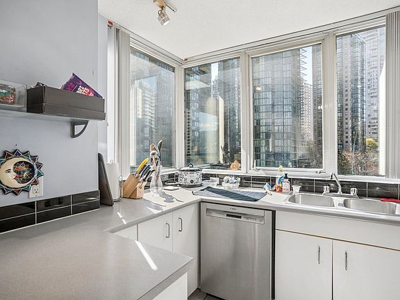 4th image of 588 Broughton St #906