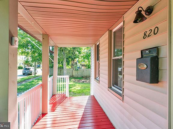 4th image of 820 Laurel St