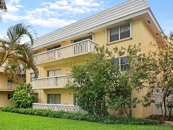 3rd image of 100 Edgewater Dr APT 211