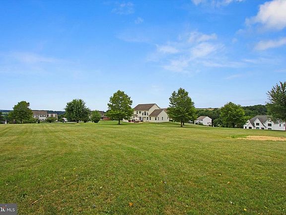 3rd image of 16 Shetland Ln