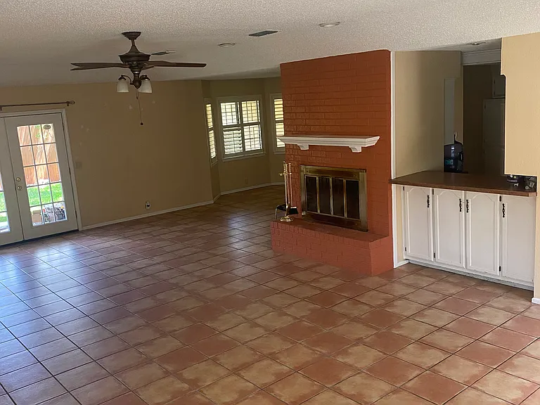 4908 Hanover Dr — Photo 2