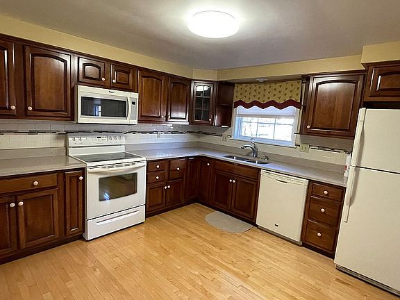 3rd image of 752 William Dr