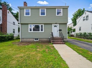 28 Hartlawn Rd, West Roxbury, MA 02132