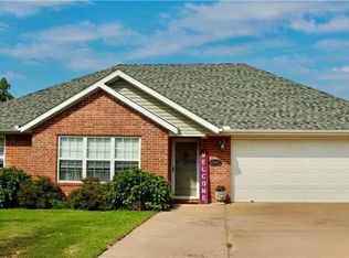 20657 Hillcrest Dr, Springdale, AR 72764