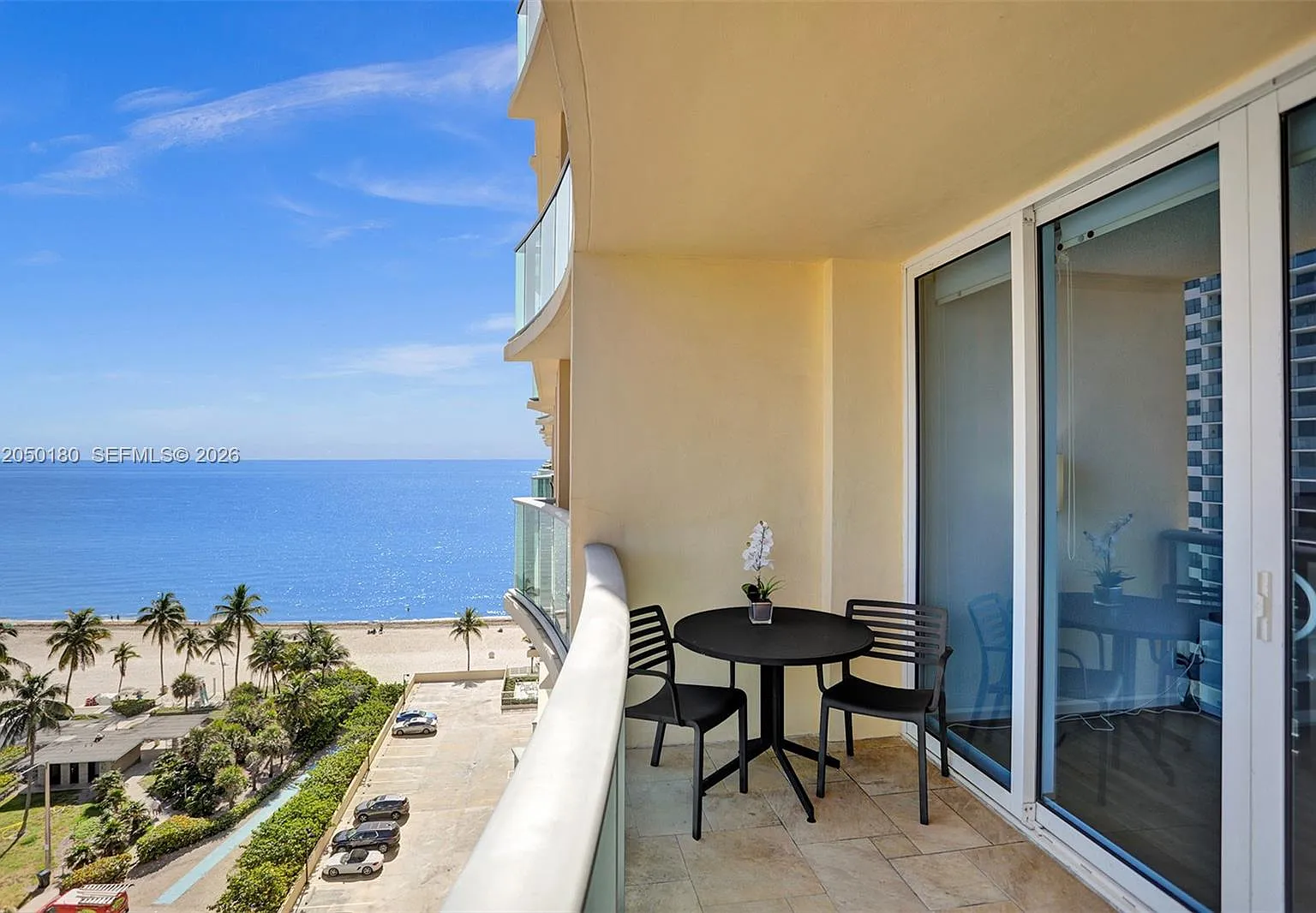 Wave Condo — Photo 1