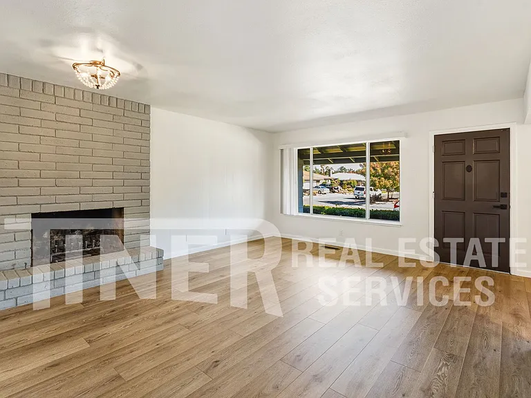 7400 Mooncrest Way — Photo 2
