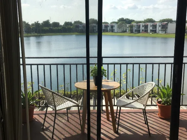 480 W Park Dr APT 204, Miami, FL 33172