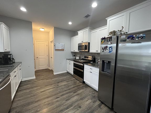 4th image of 172 Labrador Ln NE