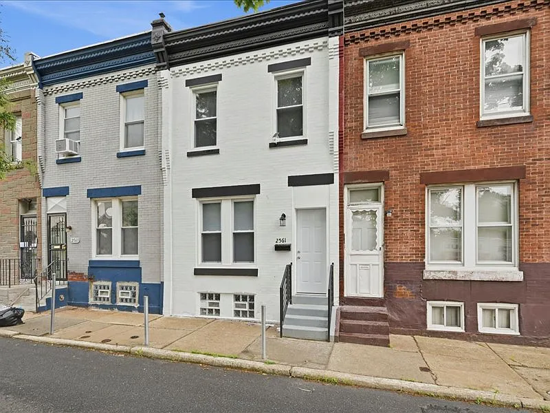 2561 N Patton St