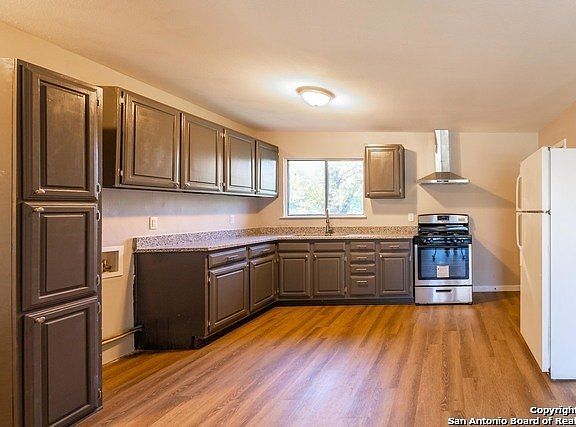 4th image of 823 Yellow Wood Dr