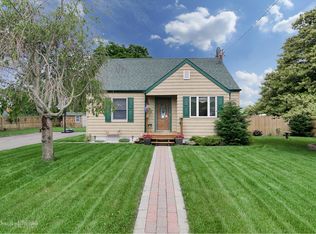 16 Bridge Ave, Patchogue, NY 11772