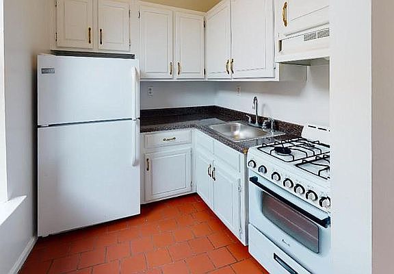 5th image of 310 W 80th St APT 6F