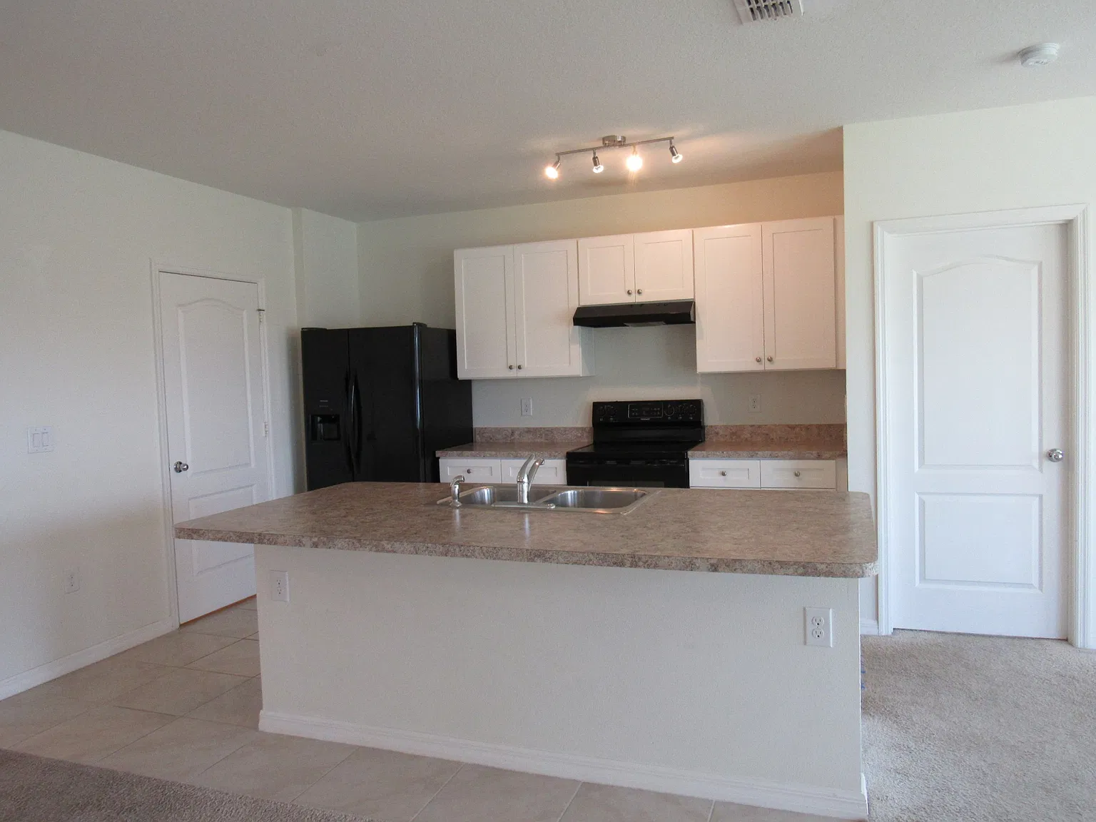 Port Orange - 3 Bed, 2 Bath, Lakefront Home W/ Comm. Pool, $2395/Mo. — Photo 4