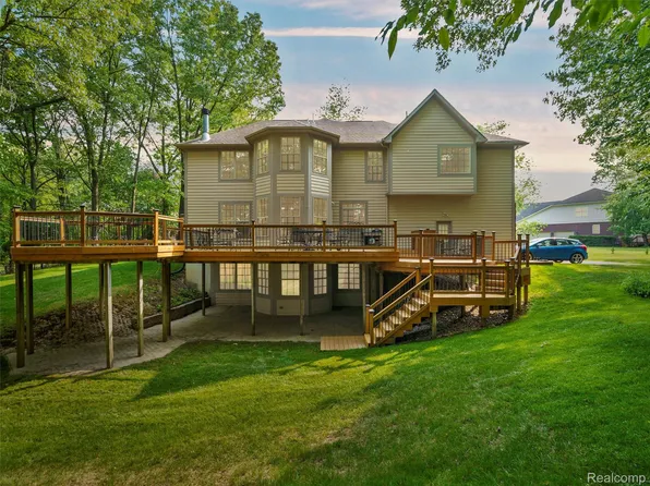 5412 Murray Ct, Waterford, MI 48327