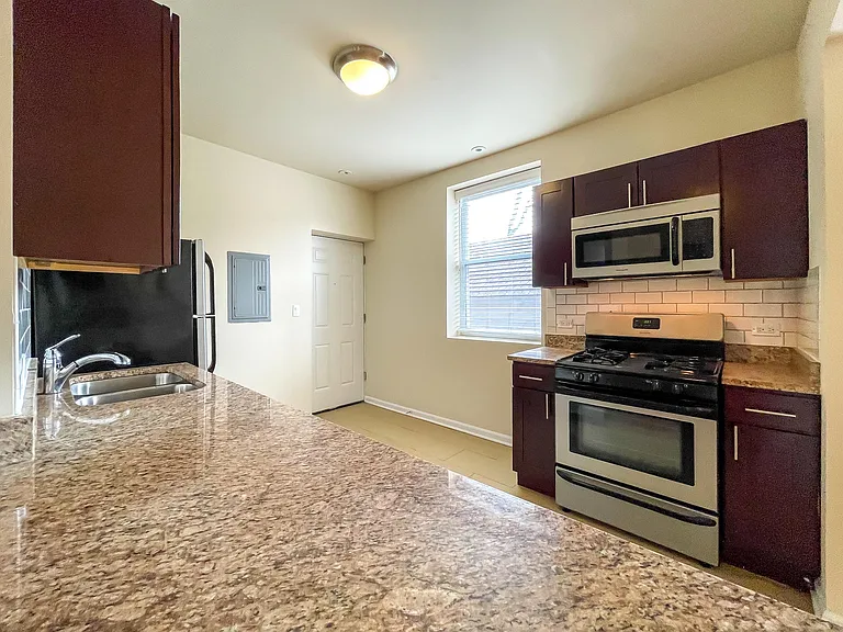 Necedah at 4740-4748 South Greenwood — Photo 20