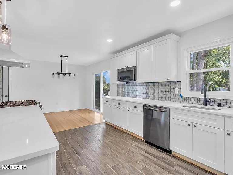223 Essex Dr — Photo 3