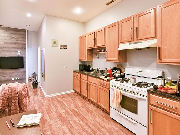 5th image of 840 N Damen Ave APT 2F