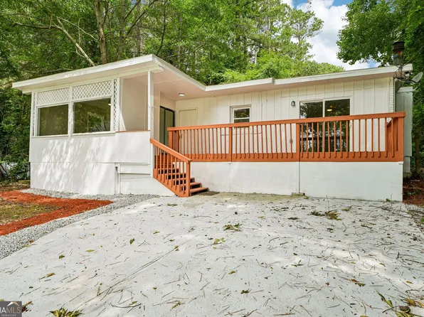 967 Lake Dr, Snellville, GA 30039