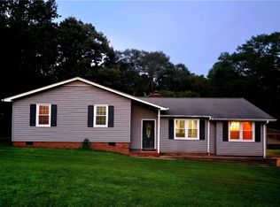 318 Country Glen Ln, Pelzer, SC 29669