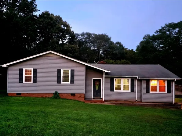 318 Country Glen Ln, Pelzer, SC 29669